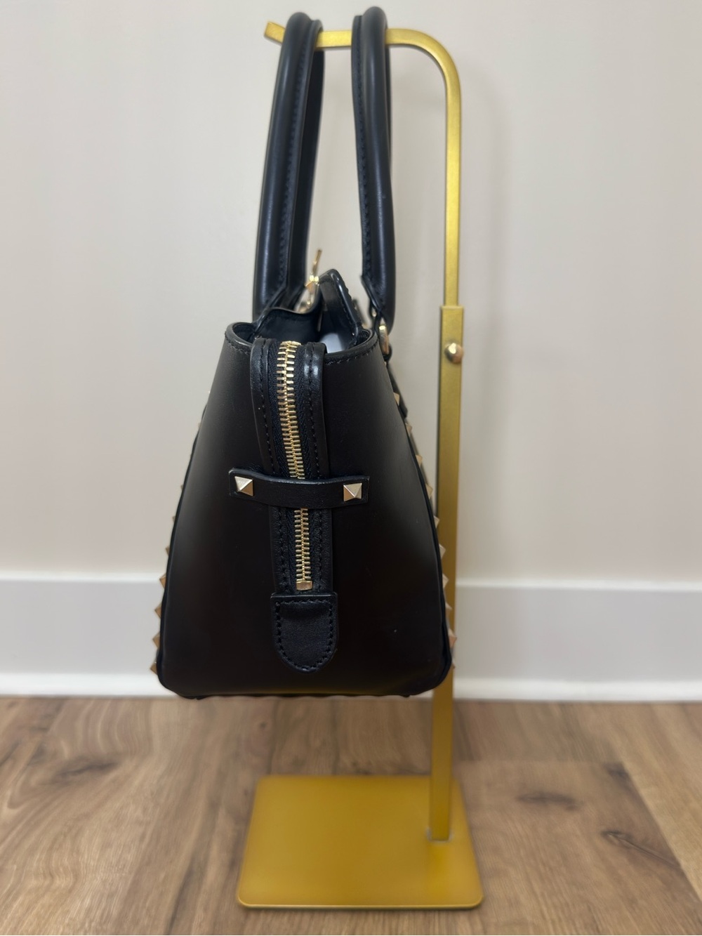 Valentino Garavani Black Leather Satchel with Gold Rockstuds - Picture 4 of 12